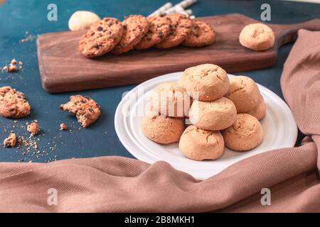 Butterkekse in einer weißen Platte und Haferflocken Stockfoto