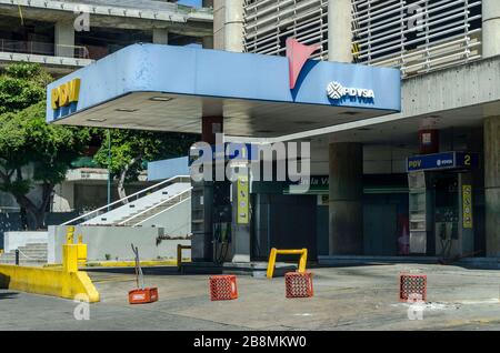 21. März 2020, Caracas, Miranda, Venezuela: In Venezuela sind viele Tankstellen ohne Treibstoff, während die Informationen über die Verbreitung von Covid-19 sehr begrenzt sind. Das Land befindet sich noch in Quarantäne, mit einzelnen Straßen und nur sehr wenigen Menschen in den Städten. (Bild: © Jimmy Villalta/ZUMA Draht) Stockfoto