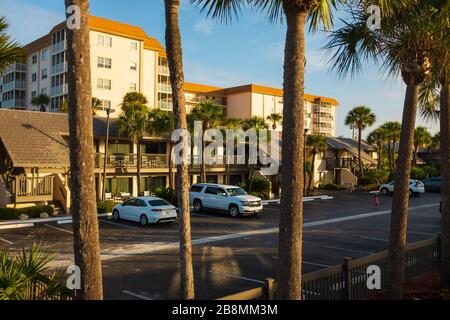 Strandurlaub und Altersvorsorge am Golf von Mexiko entlang des Lido Beach in Sarasota Florida. Stockfoto