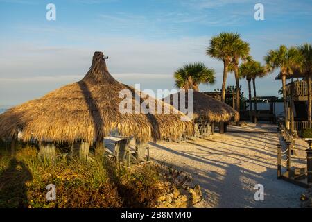 Strandurlaub und Altersvorsorge am Golf von Mexiko entlang des Lido Beach in Sarasota Florida. Stockfoto