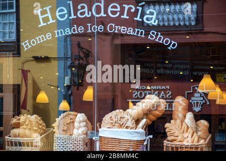 Hausgemachte Eiscreme in der Einkaufsstraße Calle Obispo Rey Redondo Street in San Cristóbal de La Laguna, UNESCO-Weltkulturerbe Insel, ca. Stockfoto