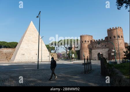 Roma, 21/03/2020: Italienische Hauptstadt seit Corona-Virus. Piramide Cestia e porta San Paolo. © Andrea Sabbadini Stockfoto