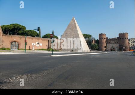 Roma, 21/03/2020: Italienische Hauptstadt seit Corona-Virus. Piramide Cestia e porta San Paolo. © Andrea Sabbadini Stockfoto