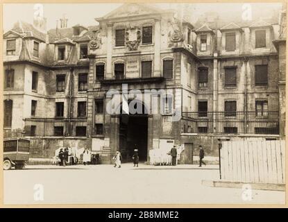 Tür- und Fassadenhauptgefängnis Saint-Lazare Gefängnis für Frauen, 107 rue du Faubourg Saint-Denis, 10. Bezirk, Paris Porte d'entrée et façade principale de la Prison Saint-Lazare, maison d'arrêt pour femmes, 107 rue du Faubourg-Saint-Denis. Paris (Xème arr.). Photographie de Henri Manuel (1874-1947). Tirage gélatino-argentique au bromure sur Papier, collé sur un page d'Album cartonnée. Agrandissement d'après une plaque négative sur verre. 1929-1931. Paris, musée Carnavalet. Stockfoto