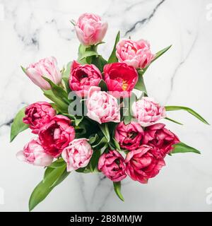 Schöne Pink Peony Tulpen Auf Marmorhintergrund, Quadratisch Mit Blick Auf Den Oberen Blick. Muttertag Bouquet Konzept Stockfoto