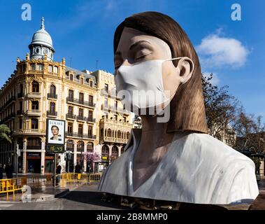 Skulptur vom annullierten Las Fallas Festival 2020 in Valencia mit improvisierter Maske zum Schutz gegen Covid 19 Virus.Spanien, BHZ Stockfoto