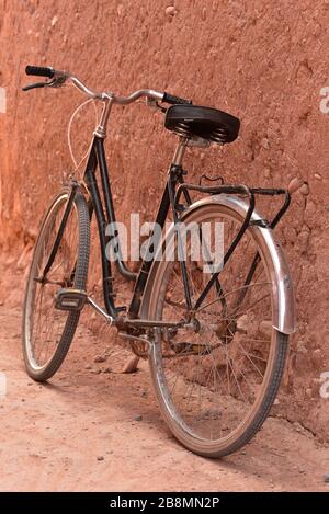 Ein altes Fahrrad lehnt sich an eine typische marokkanische Schlammwand an, Aït Benhaddou, Marokko, Nordafrika. Stockfoto