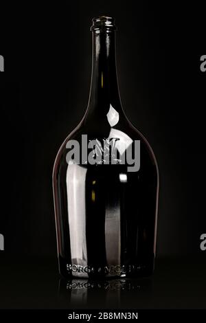 Schwarze Glasflasche Wein auf schwarzem Hintergrund, Stillleben Stockfoto