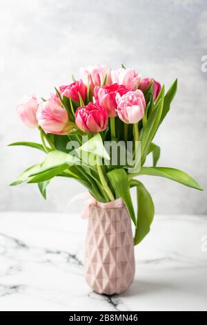 Blumenstrauß Aus Pink Peony Tulpen In Vase Auf Marmorhintergrund. Vertikale Ausrichtung Standzeit Der Frühlingsblumen Stockfoto