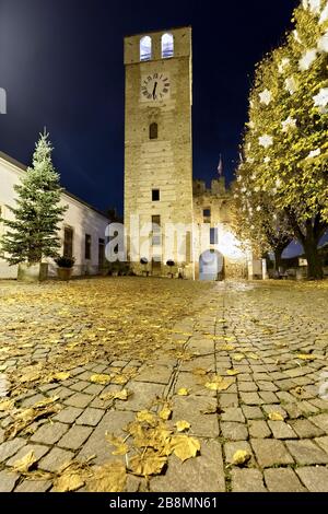 Das Scaliger Schloss von Castellaro Lagusello. Dieses alte Dorf ist Teil der Vereinigung "I borghi più belli d'Italia". Lombardei, Italien. Stockfoto