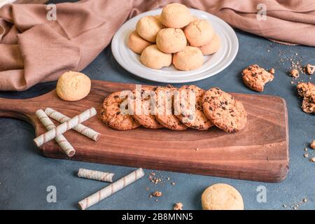 Butterkekse in weißer Platte und Haferflocken. Draufsicht Stockfoto