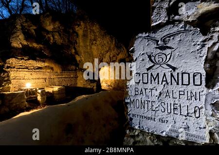 Überreste des großen Krieges auf dem Berg Zugna: Das Hauptquartier des Kommandos der italienischen Gebirgstruppen. Rovereto, Trentino, Italien. Stockfoto