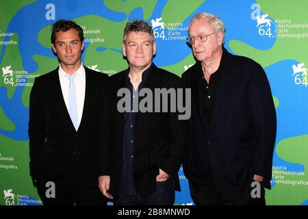Venedig, 30/08/2007. Jude Law, Kenneth Branagh und Michael Caine besuchen die Fotocall für den Film 'Sluth' unter der Regie von Kenneth Branagh. Stockfoto