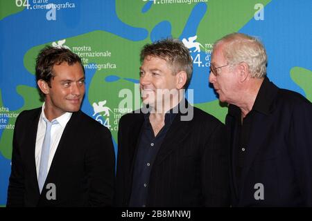 Venedig, 30/08/2007. Jude Law, Kenneth Branagh und Michael Caine besuchen die Fotocall für den Film 'Sluth' unter der Regie von Kenneth Branagh. Stockfoto