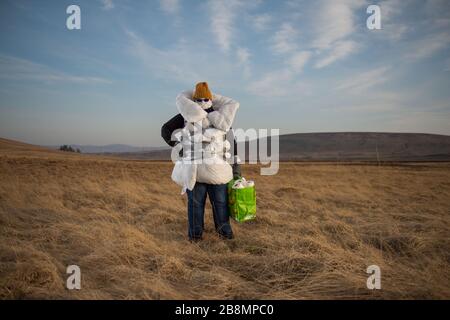 Perthshire Hills, Großbritannien. März 2020. Bild: Konzeptbild einer Person, die sich in der Mitte des Nirgendwo selbst isolieren wird und den begehrtesten Gegenstand in der Welt des toilettenpapiers trägt, während sie in hausgemachte persönliche Schutzausrüstung eingewickelt ist. Kredit: Colin Fisher/Alamy Live News Stockfoto