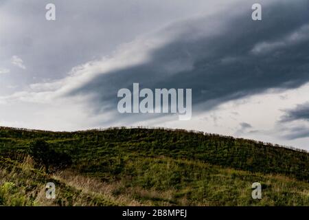 Straße von Widełki durch Bukowe Berdo und Tarnica nach Wołosate im Bieszczady-Gebirge in Polen Stockfoto