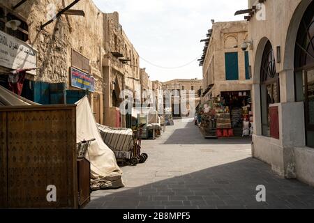 Souq Waqif, Doha, Katar, leer einen Tag bevor die Behörden ein Versammlungsverbot in öffentlichen Räumen ankündigten, um den COVID-19-Ausbruch einzudämmen Stockfoto