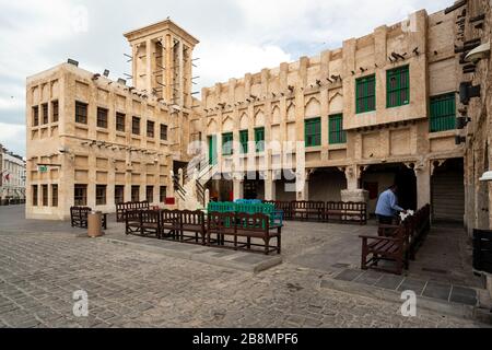 Souq Waqif, Doha, Katar, leer einen Tag bevor die Behörden ein Versammlungsverbot in öffentlichen Räumen ankündigten, um den COVID-19-Ausbruch einzudämmen Stockfoto