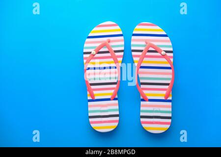 Bunte Flip-Flops isoliert auf weißem Hintergrund. Draufsicht Stockfoto