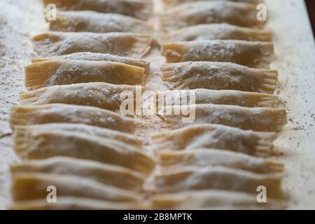 Handgemacht Pasta Ravioli auf einem Holztisch Stockfoto