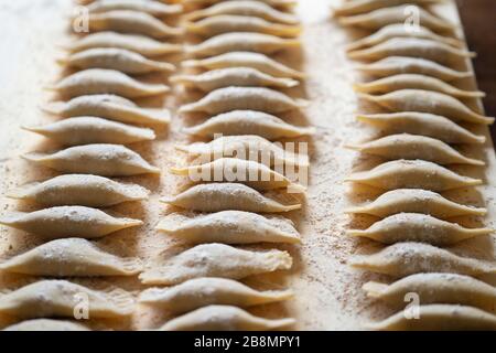 Handgemacht Pasta Ravioli auf einem Holztisch Stockfoto