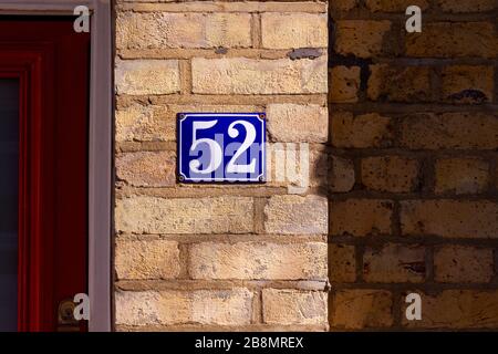 Haus Nummer 52 n eine Mauer aus Backstein Stockfoto