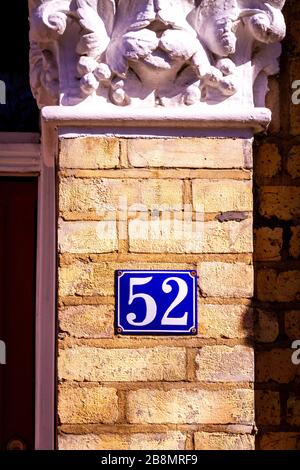 Haus Nummer 52 n eine Mauer aus Backstein Stockfoto