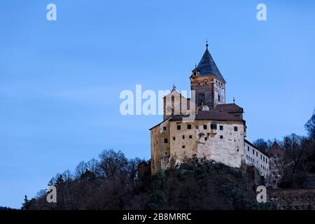 Schloss Trostburg mitten in der Nacht. Ponte Gardena, Eisacktal, Provinz Bozen, Trentino-Südtirol, Italien, Europa. Stockfoto