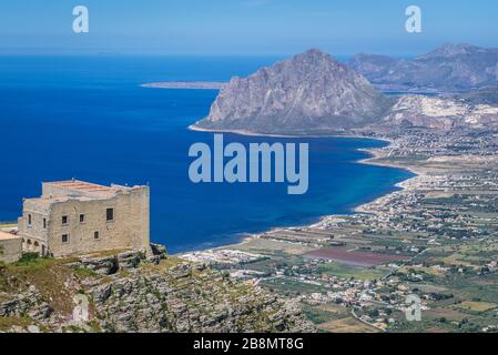 Festung Quartiere spagnolo aus dem 17. Jahrhundert in der Stadt Erice auf einem Berg Erice in der Provinz Trapani auf Sizilien, Italien, Blick auf den Berg Cofano im Hintergrund Stockfoto