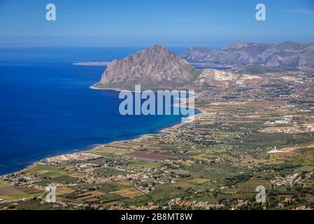 Luftbild mit dem Berg Cofano aus der historischen Stadt Erice auf einem Berg Erice in der Provinz Trapani auf Sizilien, Süditalien Stockfoto