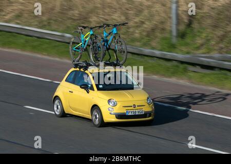 2008 gelber Fiat 500 POP RHD; Fahrt auf der Autobahn M6 in der Nähe von Preston in Lancashire, Großbritannien Stockfoto