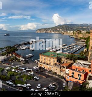 Blick auf Marina Grande und die Bucht von Neapel, Sorrento, Kampanien, Italien. Stockfoto