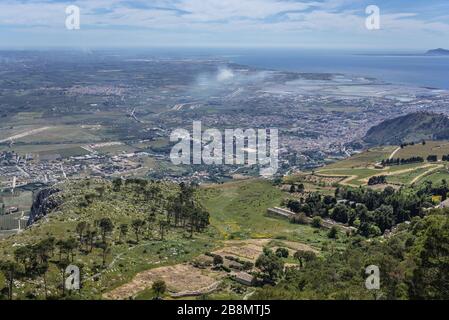 Luftbild aus der Stadt Erice mit Saline Di Trapani - Salinen und Naturreeserve in der Provinz Trapani auf Sizilien, Süditalien Stockfoto