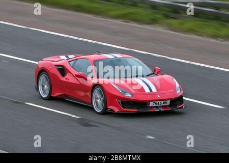 2019 Red Ferrari 488 Pista Red Car Benziner 720 PS Fahren auf der Autobahn M6 in der Nähe von Preston in Lancashire, Großbritannien Stockfoto