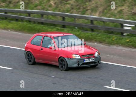 Y809YRM 2001 Ford Fiesta Zetec S Red Car Petrol Fahren auf der Autobahn M6 in der Nähe von Preston in Lancashire, Großbritannien Stockfoto