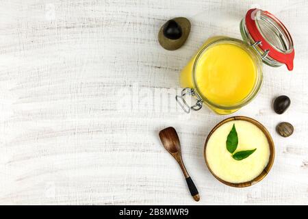 Ghee oder geklärte Butter im Mixbecher. Gesunde Ernährung und Verwendung von frisch zubereiteten Produkten aus biologischem Anbau. Gesunde Zutat zum Kochen organischer Speisen. Löffel mit Ghee aber Stockfoto