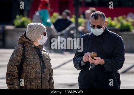 London, Großbritannien. März 2020. Coronavirus: Zwei Touristen mit Facemasken in der Nähe des Marble Arch am Sonntagnachmittag. Credit: Guy Corbishley/Alamy Live News Stockfoto