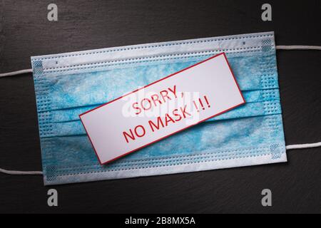Medizinische Maske und Markierung mit Text auf schwarzem Hintergrund, Draufsicht. Konzept zum Mangel an Schutzausrüstung im Verkauf Stockfoto