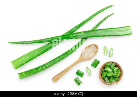 Aloe Vera mit Schichten in hölzernen Löffel auf weißem Hintergrund mit Kopie Platz für Ihren Text isoliert. Ansicht von oben. Flach. Stockfoto