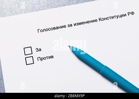 Die Aufschrift auf Russisch: Abstimmung für Änderungen der Verfassung der Russischen Föderation. Abstimmungskonzept Stockfoto