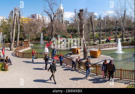 Ankara, Türkei/30. März 2019: Personen, die in Kugulu Park ist ein beliebter Platz in Cankaya region Stockfoto