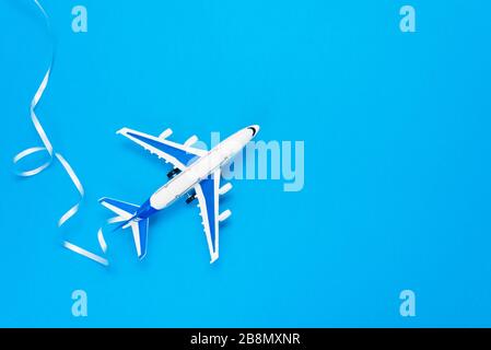 Weiße Spur von einem Flugzeugmodell aus Satinband. Das Konzept der Flug-, Tourismus- und Zielsetzung, Führung, Perspektiven. Stockfoto