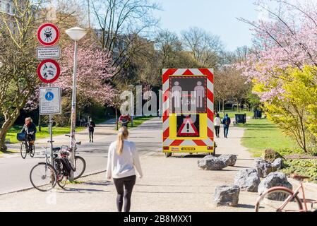 Abstand von 1,5 Meter halten Warnschild auf Digitalanzeige in einem öffentlichen Park, erinnert Menschen an soziale Distanzierung und vermeidet die Ausbreitung des Coronavirus Stockfoto