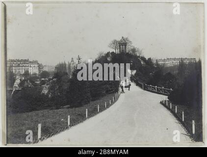 Serie "Buttes Chaumont", der Venustempel im Parc des Buttes Chaumont, 19. Bezirk, Paris. Série 'Buttes Chaumont', le Temple de Vénus au parc des Buttes de Chaumont, Paris (XIXème arr.). Photographie de R. Schwartz. Tirage au gélatino-bromure d'argent, vers 1900. Paris, musée Carnavalet. Stockfoto