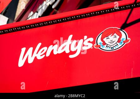 New York City, USA. Februar 2020. Das Logo der internationalen Fast-Food-Restaurantkette Wendy in Midtown Manhattan. Credit: Alex Tai/SOPA images/ZUMA wire/Alamy Live News Stockfoto