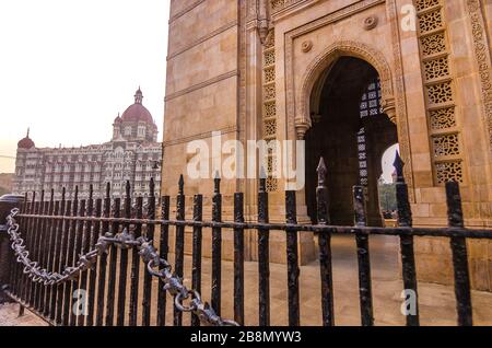 MUMBAI, INDIEN - DEC. 8, 2019: Das Tor Indiens in Maharashtra, gegenüber dem Taj Mahal Palace und Tower Hotel, ist es auch die wichtigste Touristenattraktion. Stockfoto