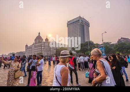 MUMBAI, INDIEN - DEC. 8, 2019 : Besucher, die einen Abend in der Nähe des Taj Mahal Palace Hotel genießen. Es ist ein historisches, 5-Sterne-Hotel in Maharashtra. Stockfoto