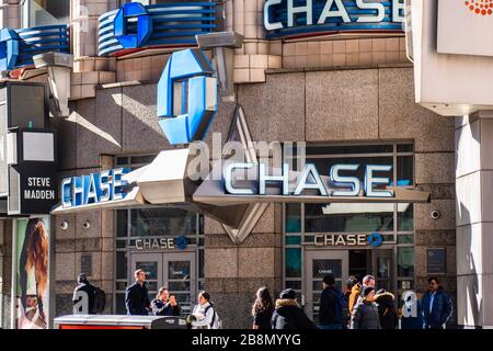 New York City, USA. Februar 2020. Fußgänger gehen an einer amerikanischen multinationalen Investmentbank und einer Finanzdienstleistungsholding vorbei, JPMorgan Chase Bank Branch in Midtown Manhattan. Credit: Alex Tai/SOPA images/ZUMA wire/Alamy Live News Stockfoto