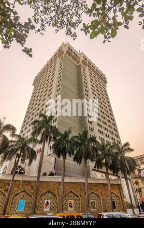 MUMBAI, INDIEN - DEC. 8, 2019: Taj Mahal Tower Hotel, gegenüber dem Tor von Indien und in der Nähe von Taj Mahal Palace Hotel, mit Blick auf das Arabische Meer. Stockfoto