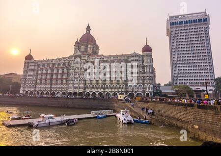 MUMBAI, INDIEN - DEC. 8, 2019 : Besucher, die einen Abend in der Nähe des Taj Mahal Palace Hotel genießen. Es ist ein historisches, 5-Sterne-Hotel in Maharashtra. Stockfoto